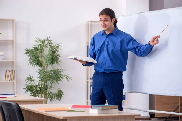 Joven profesor delante de la pizarra blanca — Foto de Stock