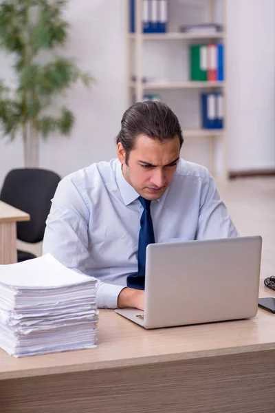 Junge männliche Angestellte sitzen im Büro — Stockfoto