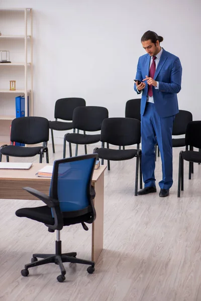 Jungunternehmer hält Vortrag während Pandemie — Stockfoto