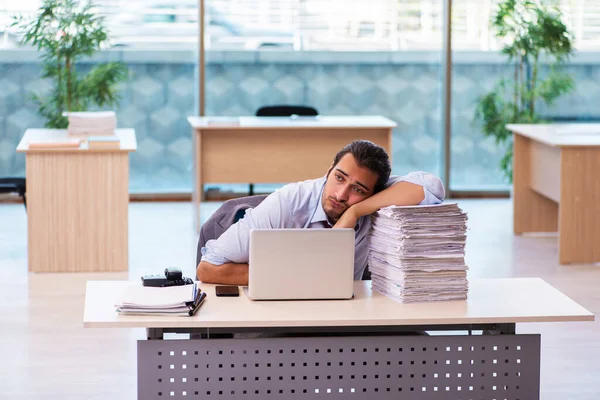 Ung manlig anställd missnöjd med överdrivet arbete på kontoret — Stockfoto