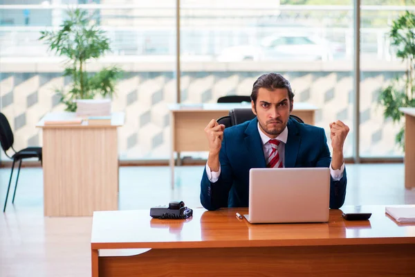 Jeune beau employé travaillant dans le bureau — Photo