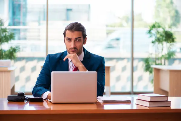 Junge hübsche Angestellte, die im Büro arbeitet — Stockfoto