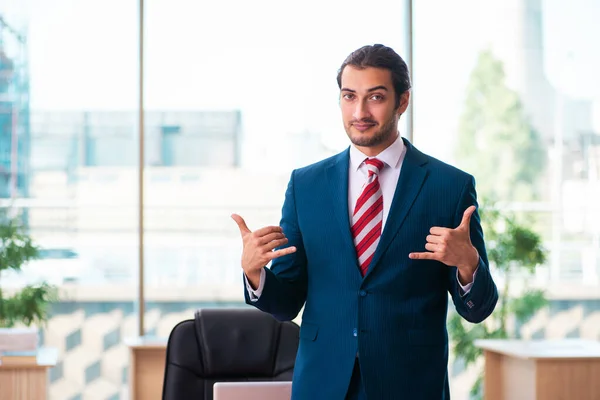 Junge hübsche Angestellte, die im Büro arbeitet — Stockfoto