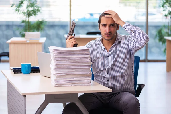 Joven empleado masculino descontento con el trabajo excesivo en la oficina — Foto de Stock