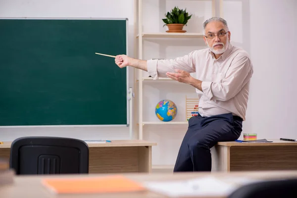 Velho professor na frente do quadro negro — Fotografia de Stock