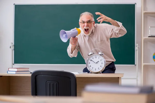 Régi férfi tanár az időgazdálkodás koncepciójában — Stock Fotó