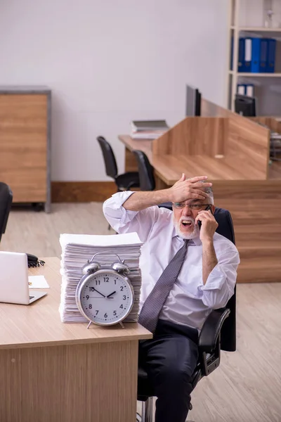 Viejo empleado masculino en concepto de gestión del tiempo — Foto de Stock