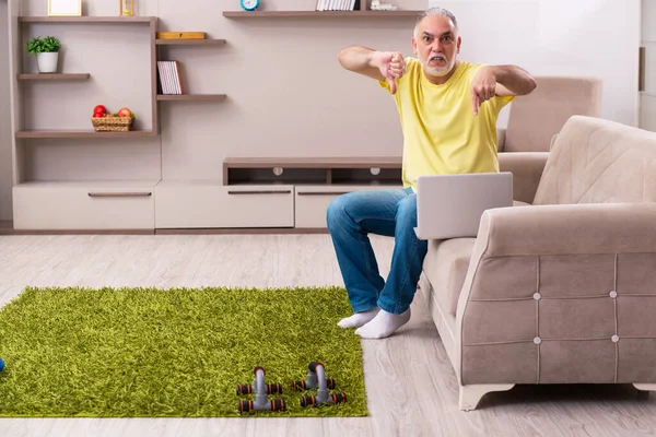 Homme âgé faisant des exercices sportifs à la maison — Photo