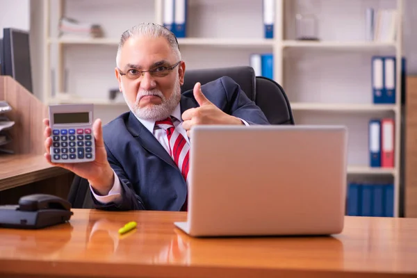 Gammal manlig anställd som sitter på kontoret — Stockfoto