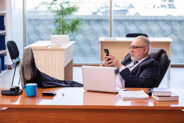 Velho empresário empregado que trabalha no escritório — Fotografia de Stock