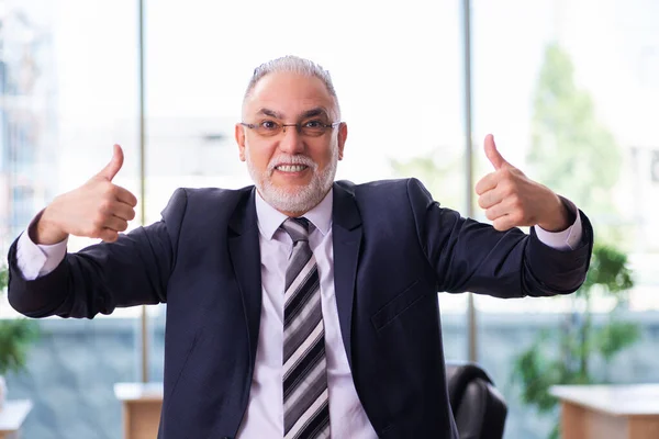 Velho empresário empregado que trabalha no escritório — Fotografia de Stock