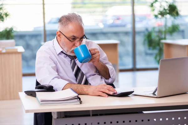 Empleado de negocios envejecido descontento con el trabajo excesivo — Foto de Stock