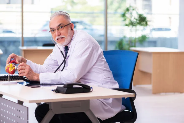 Médico cardiologista idoso trabalhando na clínica — Fotografia de Stock