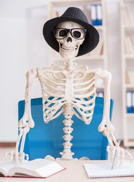 Hombre de negocios esqueleto que trabaja en la oficina — Foto de Stock