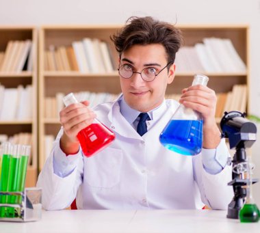 Çılgın bilim adamı bir laboratuarda deneyler yapıyor.