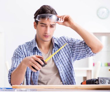 Marangozluk hobisi olan genç bir adam.