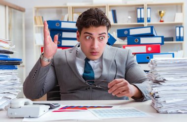 İşadamı evrak işleriyle meşgul.