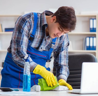 Ofiste çalışan erkek temizlikçi.