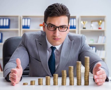 Ticari büyüme kavramında altın sikkeleri olan bir işadamı