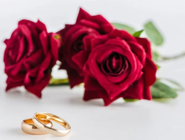 Koncepcja ślubna z pierścieniami i różami — Zdjęcie stockowe