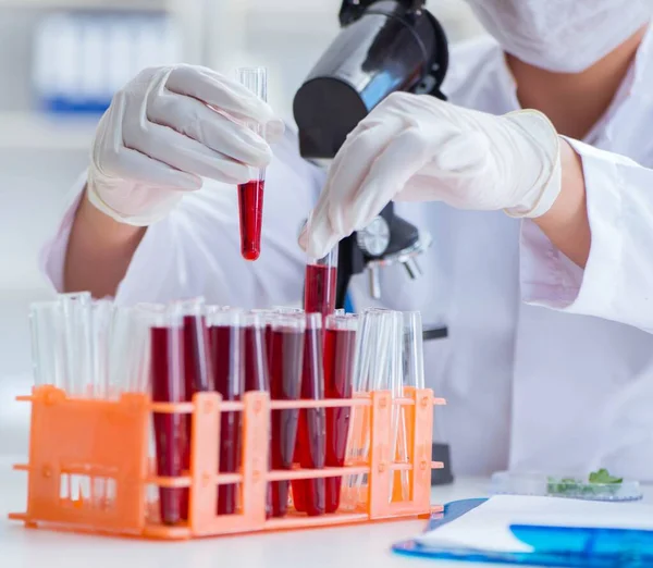 Vrouwelijke wetenschapper onderzoeker voert een experiment uit in een laboratorium — Stockfoto