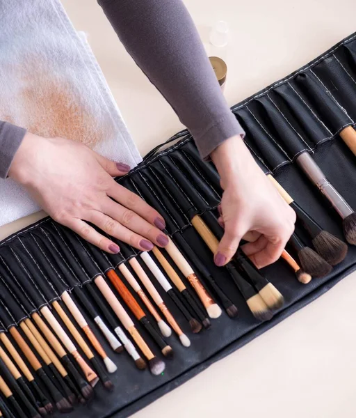 Makyaj sanatçısı fırçaları işe hazırlıyor — Stok fotoğraf