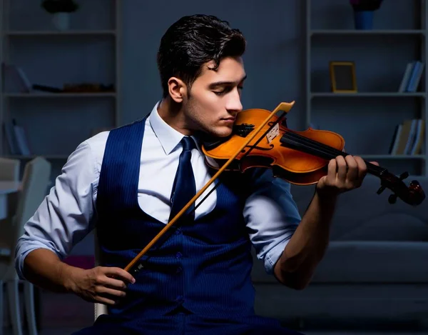 Joven músico practicando el violín en casa —  Fotos de Stock