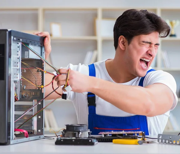 Reparador de computadoras reparando computadora de escritorio — Foto de Stock