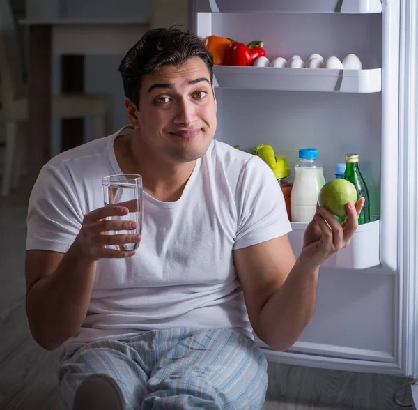 Hombre en el refrigerador comiendo por la noche — Foto de Stock