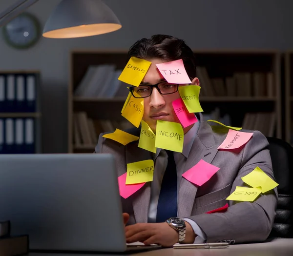 Geschäftsmann bleibt spät dran, um Prioritäten zu setzen — Stockfoto