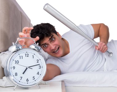 Yatakta uykusuzluk çeken bir adam.