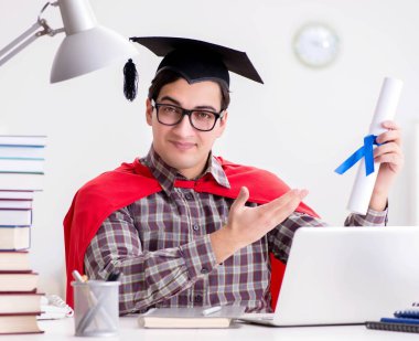 Süper kahraman öğrenci havan topu takıyor.