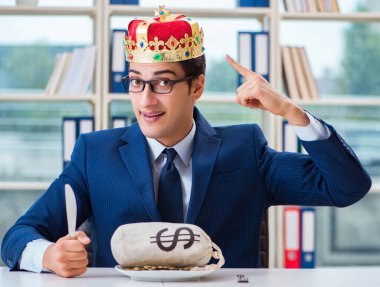 Ofisinde para çantası olan bir iş adamı.