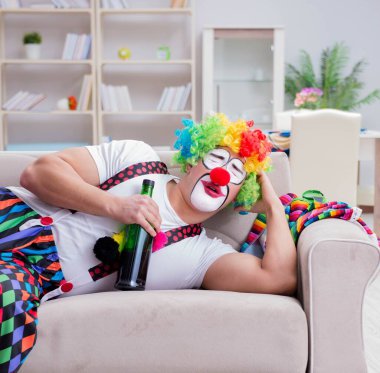 Sarhoş palyaço evde parti veriyor.