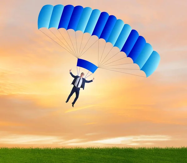 Jungunternehmer stürzt bei Geschäftskonzept mit Fallschirm — Stockfoto