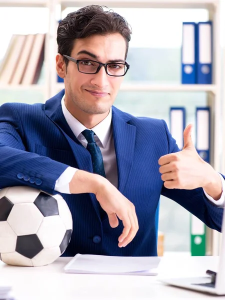 Geschäftsmann spielt Fußball im Büro — Stockfoto