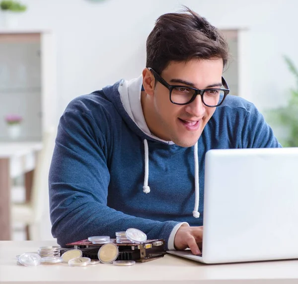 Hombre joven minería bitcoins en casa —  Fotos de Stock