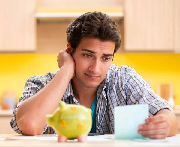 Junger Mann Ehemann in Haushaltskonzept — Stockfoto