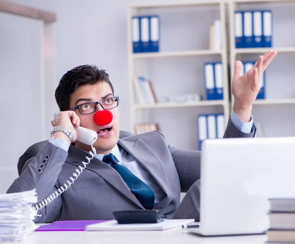 Bohóc üzletember beszél telefonon dolgozik az irodában — Stock Fotó