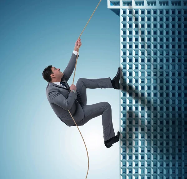 Üzletember mászás felhőkarcoló kihívás koncepció — Stock Fotó