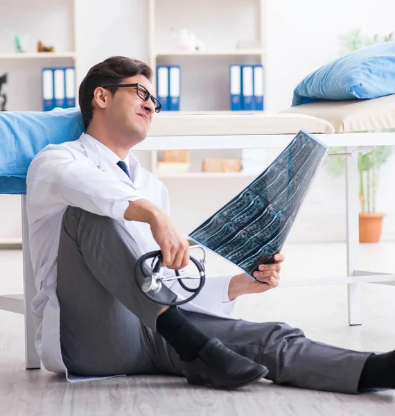 Doctor sitting on the floor in hospital — Stock Photo, Image