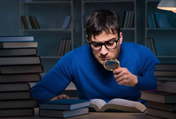 Student förbereder sig för tentamen sent på kvällen i biblioteket — Stockfoto