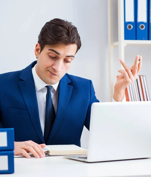 Jovem e bonito empresário empregado trabalhando no escritório na mesa — Fotografia de Stock