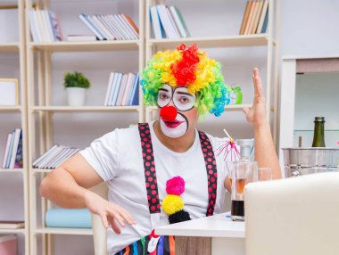 Sarhoş palyaço evde parti veriyor.