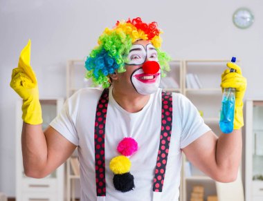 Komik palyaço evde temizlik yapıyor.