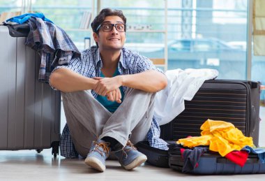 Genç adam tatil için hazırlanıyor.