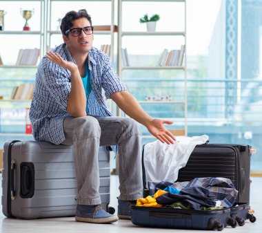 Genç adam tatil için hazırlanıyor.