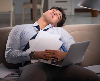 İşadamı işkolik evde geç saatlere kadar çalışıyor