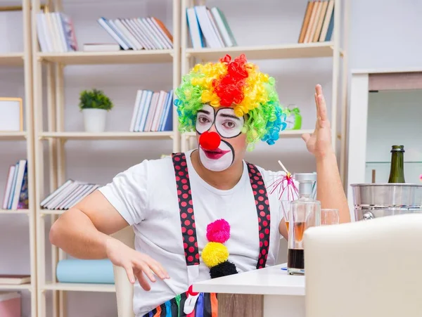 Betrunkener Clown feiert Party zu Hause — Stockfoto