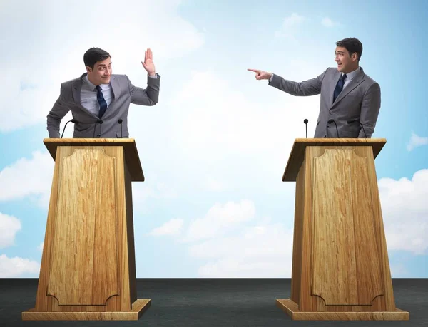 Twee zakenlieden hebben een heftige discussie gevoerd tijdens de paneldiscussie — Stockfoto